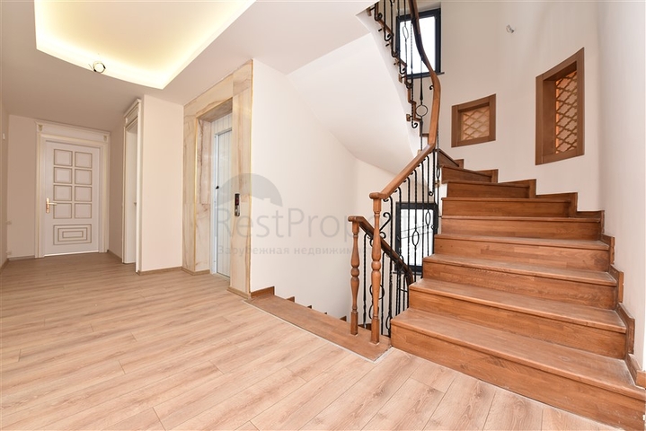 فيلا فاخرة - اطلالة بحر وقلعة - 7 غرف نوم - مسبح وحديقة خاص - في مركز الانيا 