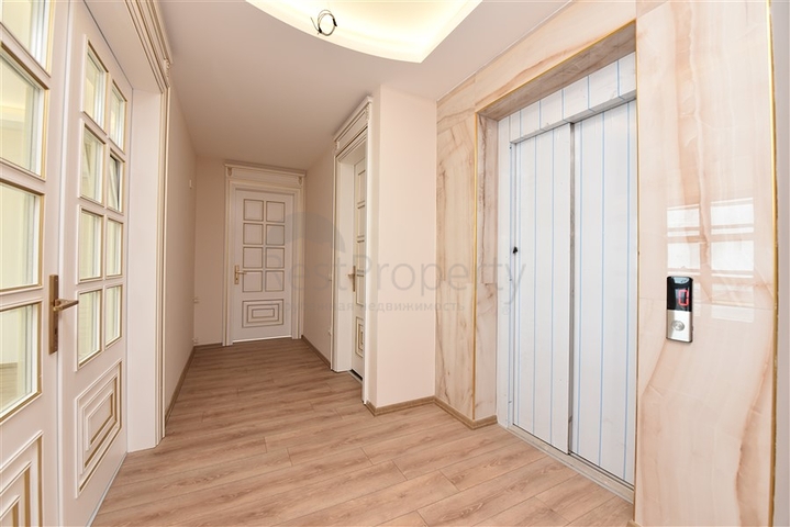 فيلا فاخرة - اطلالة بحر وقلعة - 7 غرف نوم - مسبح وحديقة خاص - في مركز الانيا 