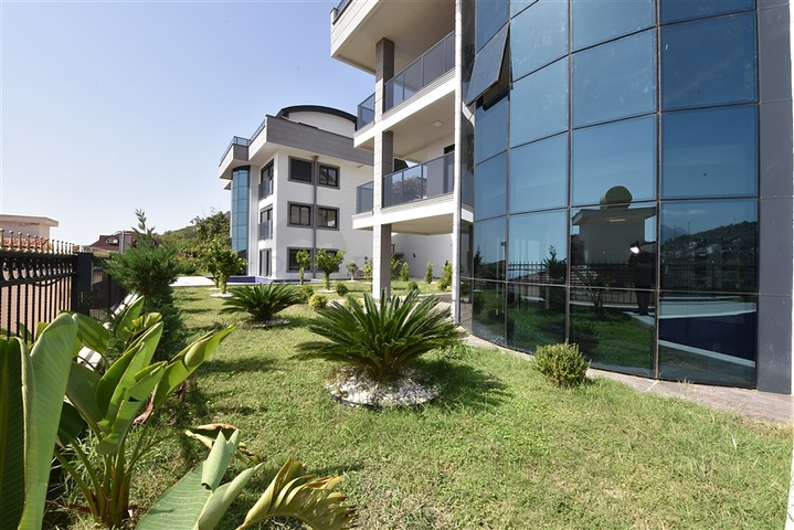 فيلا فاخرة - اطلالة بحر وقلعة - 7 غرف نوم - مسبح وحديقة خاص - في مركز الانيا 