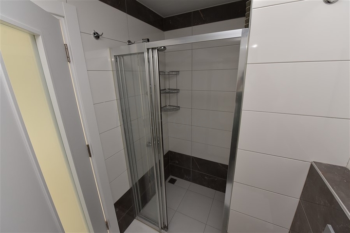 اسكن ضمن مجمع بخدمات 5 نجوم - شقة غرفة وصالة - في منطقة افسلار / الانيا 