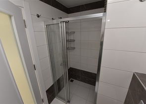 اسكن ضمن مجمع بخدمات 5 نجوم - شقة غرفة وصالة - في منطقة افسلار / الانيا 