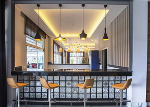 اسكن ضمن مجمع بخدمات 5 نجوم - شقة غرفة وصالة - في منطقة افسلار / الانيا 