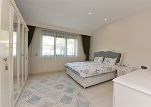 اطلالة بحر - شقة 3 غرف وصالة - مفروشة - مجمع حديث - في كارجي جاك / الانيا 