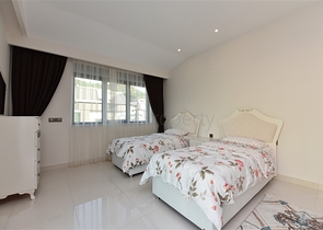 اطلالة بحر - شقة 3 غرف وصالة - مفروشة - مجمع حديث - في كارجي جاك / الانيا 