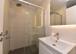 اطلالة بحر - شقة 3 غرف وصالة - مفروشة - مجمع حديث - في كارجي جاك / الانيا 