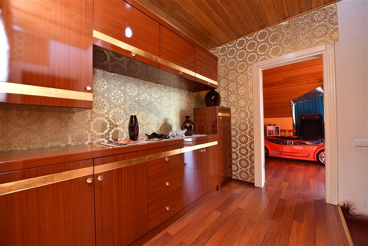 منزل العائلة - بجانب المول - دوبلكس 4 غرف وصالة - في اوبا / الانيا 