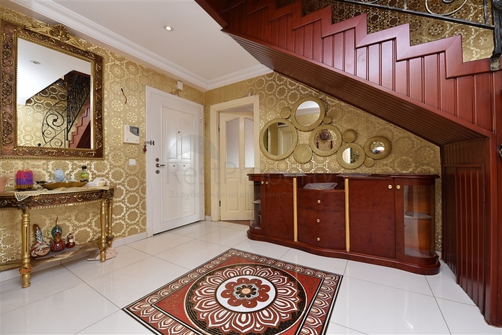 منزل العائلة - بجانب المول - دوبلكس 4 غرف وصالة - في اوبا / الانيا 