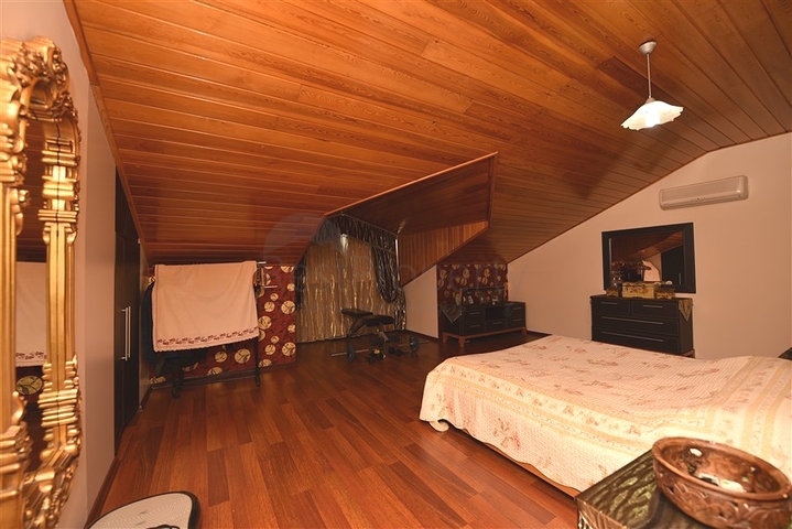 منزل العائلة - بجانب المول - دوبلكس 4 غرف وصالة - في اوبا / الانيا 