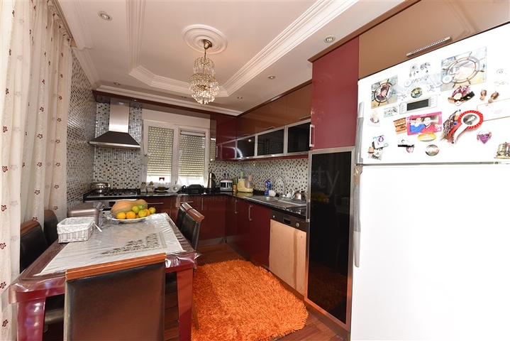 منزل العائلة - بجانب المول - دوبلكس 4 غرف وصالة - في اوبا / الانيا 