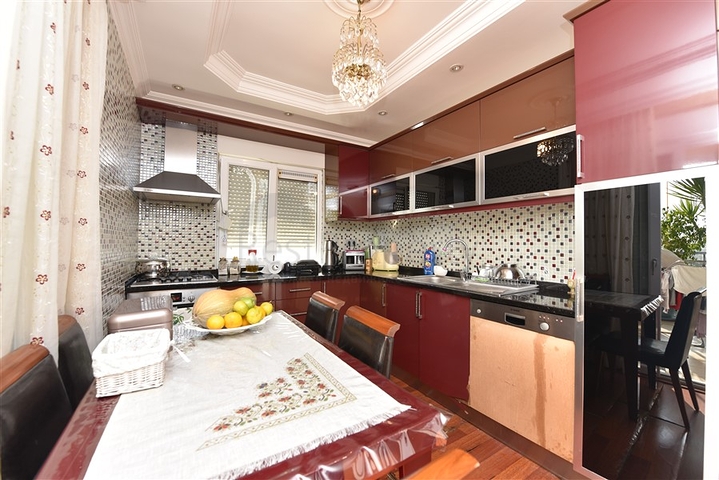 منزل العائلة - بجانب المول - دوبلكس 4 غرف وصالة - في اوبا / الانيا 