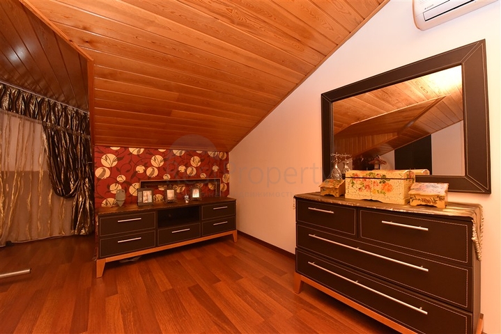 منزل العائلة - بجانب المول - دوبلكس 4 غرف وصالة - في اوبا / الانيا 