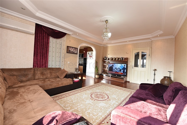 منزل العائلة - بجانب المول - دوبلكس 4 غرف وصالة - في اوبا / الانيا 