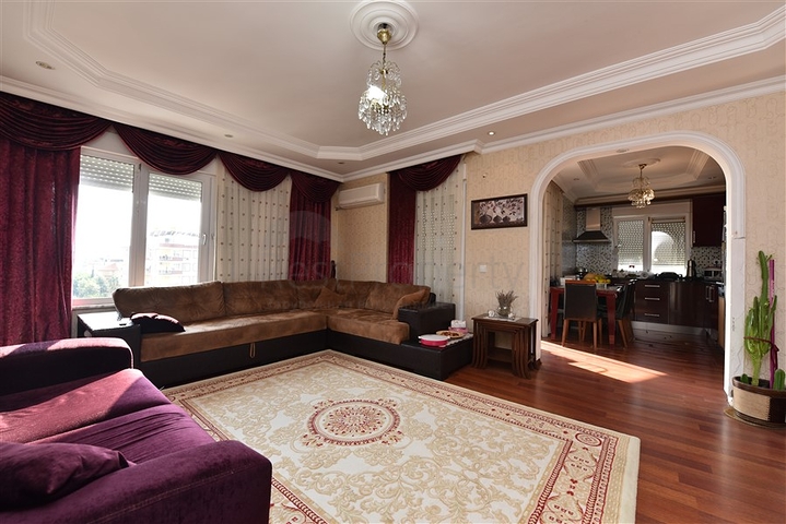 منزل العائلة - بجانب المول - دوبلكس 4 غرف وصالة - في اوبا / الانيا 