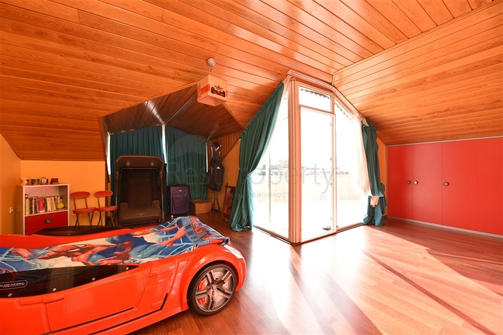 منزل العائلة - بجانب المول - دوبلكس 4 غرف وصالة - في اوبا / الانيا 