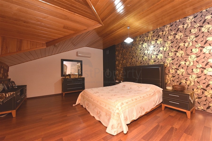 منزل العائلة - بجانب المول - دوبلكس 4 غرف وصالة - في اوبا / الانيا 