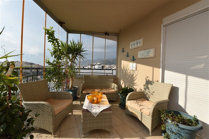 منزل العائلة - بجانب المول - دوبلكس 4 غرف وصالة - في اوبا / الانيا 