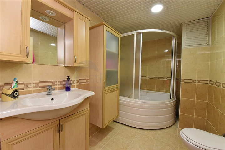 منزل العائلة - بجانب المول - دوبلكس 4 غرف وصالة - في اوبا / الانيا 