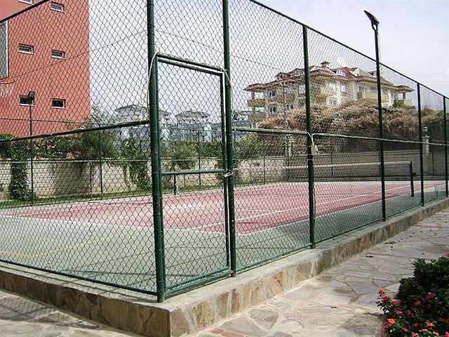 منزل العائلة - بجانب المول - دوبلكس 4 غرف وصالة - في اوبا / الانيا 