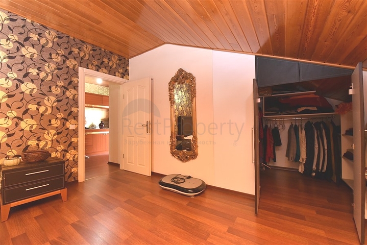 منزل العائلة - بجانب المول - دوبلكس 4 غرف وصالة - في اوبا / الانيا 