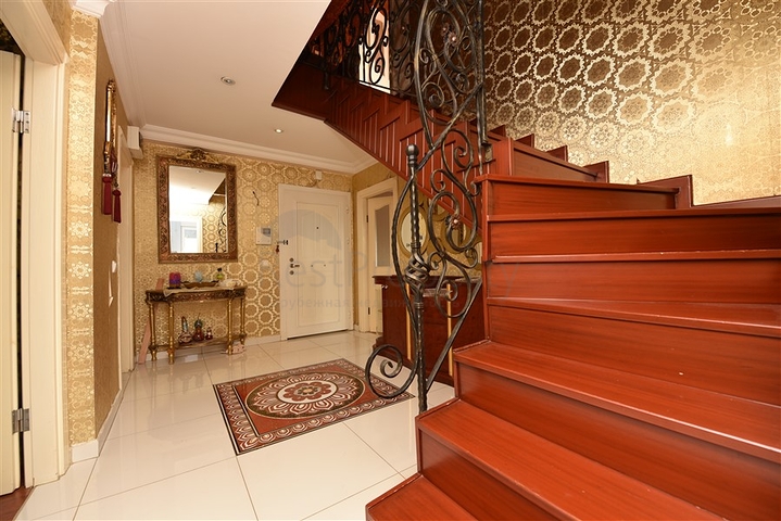 منزل العائلة - بجانب المول - دوبلكس 4 غرف وصالة - في اوبا / الانيا 