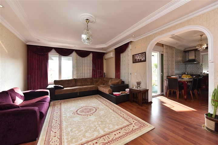 منزل العائلة - بجانب المول - دوبلكس 4 غرف وصالة - في اوبا / الانيا 