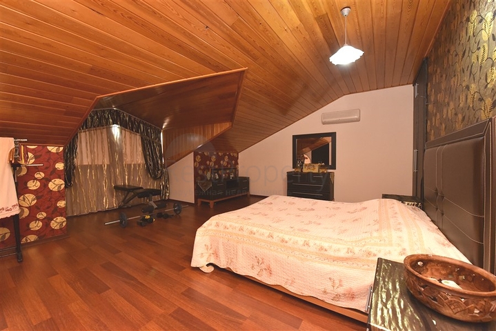 منزل العائلة - بجانب المول - دوبلكس 4 غرف وصالة - في اوبا / الانيا 