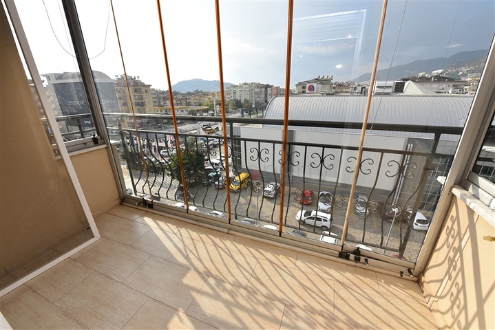 منزل العائلة - بجانب المول - دوبلكس 4 غرف وصالة - في اوبا / الانيا 