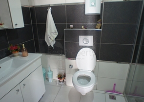 شقة مفروشة - 3 غرف وصالة - مطبخ منفصل -قريبة من المول - في جيكجلي / الانيا 