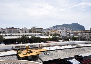 في المركز وباطلالة على القلعة - شقق تصميم 1+1 - الانيا 