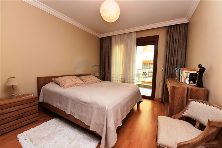 شقة ضمن مجمع فاخر على البحر مباشرة - 3 غرف وصالة - في مركز الانيا 