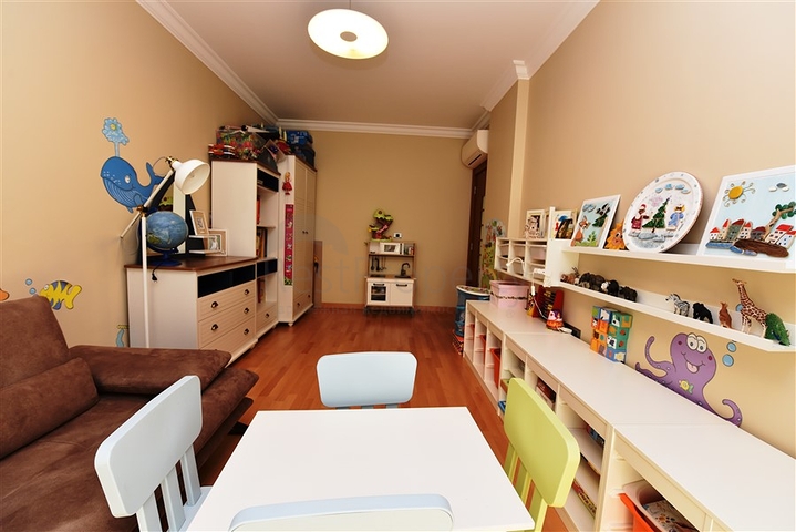 شقة ضمن مجمع فاخر على البحر مباشرة - 3 غرف وصالة - في مركز الانيا 