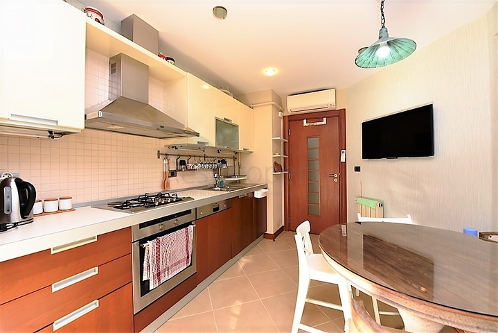 شقة ضمن مجمع فاخر على البحر مباشرة - 3 غرف وصالة - في مركز الانيا 