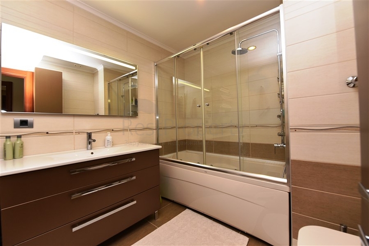 شقة ضمن مجمع فاخر على البحر مباشرة - 3 غرف وصالة - في مركز الانيا 