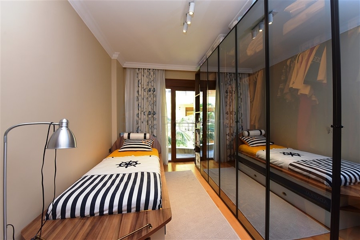 شقة ضمن مجمع فاخر على البحر مباشرة - 3 غرف وصالة - في مركز الانيا 