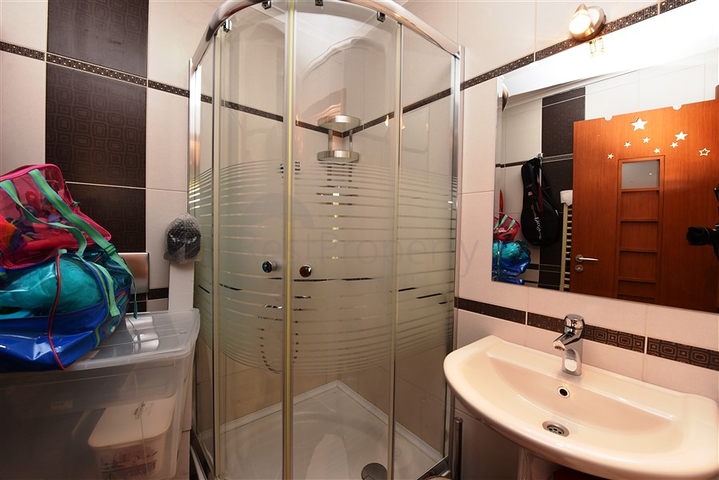 شقة ضمن مجمع فاخر على البحر مباشرة - 3 غرف وصالة - في مركز الانيا 