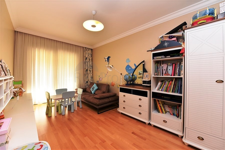 شقة ضمن مجمع فاخر على البحر مباشرة - 3 غرف وصالة - في مركز الانيا 