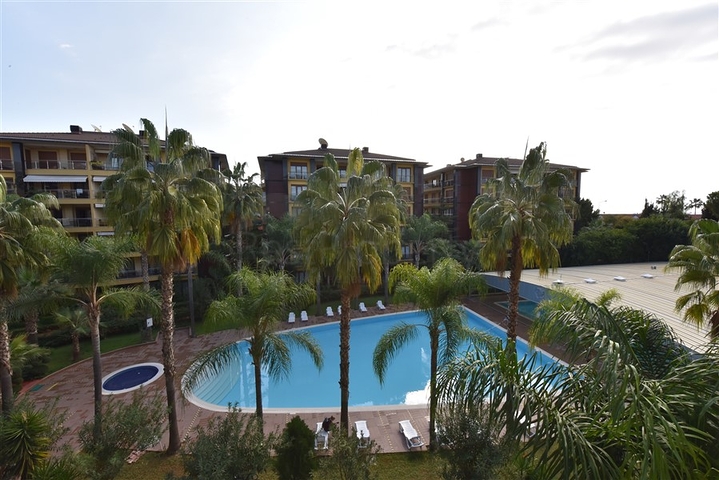 شقة ضمن مجمع فاخر على البحر مباشرة - 3 غرف وصالة - في مركز الانيا 