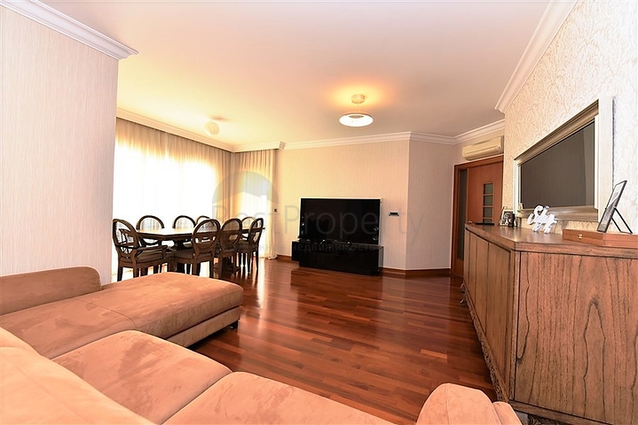 شقة ضمن مجمع فاخر على البحر مباشرة - 3 غرف وصالة - في مركز الانيا 