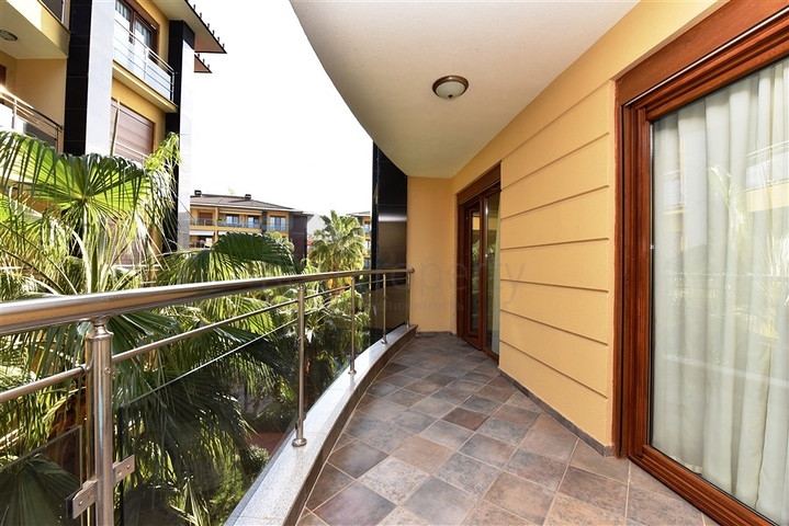 شقة ضمن مجمع فاخر على البحر مباشرة - 3 غرف وصالة - في مركز الانيا 