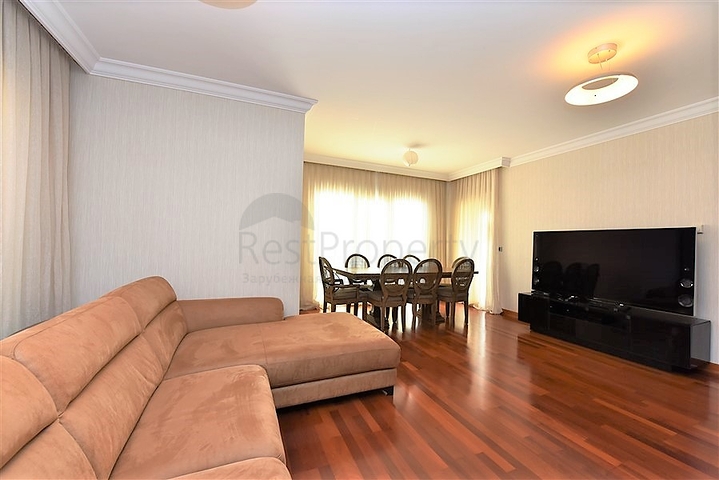 شقة ضمن مجمع فاخر على البحر مباشرة - 3 غرف وصالة - في مركز الانيا 