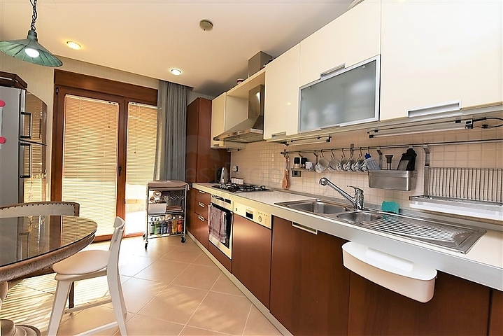 شقة ضمن مجمع فاخر على البحر مباشرة - 3 غرف وصالة - في مركز الانيا 