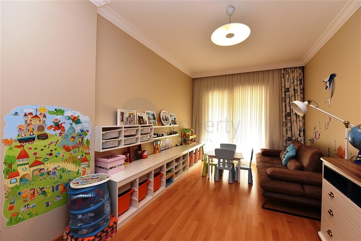 شقة ضمن مجمع فاخر على البحر مباشرة - 3 غرف وصالة - في مركز الانيا 