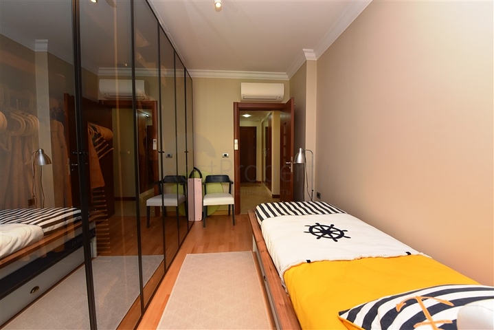 شقة ضمن مجمع فاخر على البحر مباشرة - 3 غرف وصالة - في مركز الانيا 