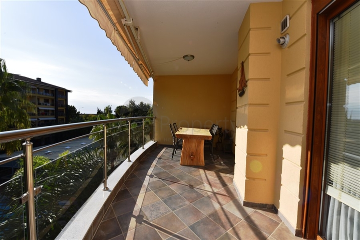 شقة ضمن مجمع فاخر على البحر مباشرة - 3 غرف وصالة - في مركز الانيا 