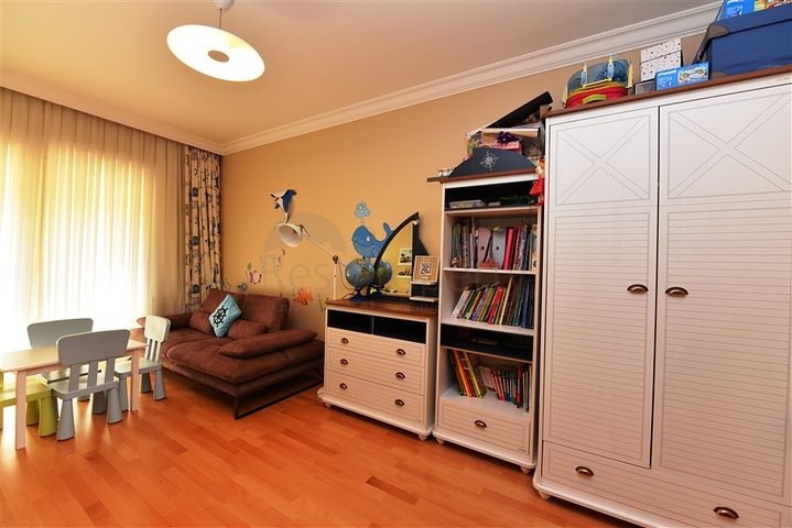 شقة ضمن مجمع فاخر على البحر مباشرة - 3 غرف وصالة - في مركز الانيا 