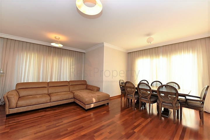 شقة ضمن مجمع فاخر على البحر مباشرة - 3 غرف وصالة - في مركز الانيا 