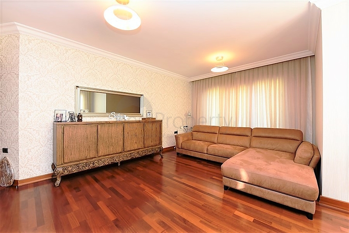 شقة ضمن مجمع فاخر على البحر مباشرة - 3 غرف وصالة - في مركز الانيا 