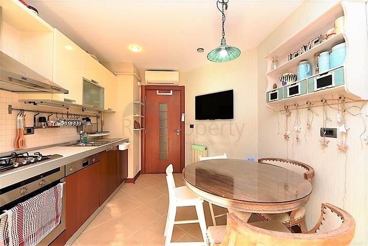 شقة ضمن مجمع فاخر على البحر مباشرة - 3 غرف وصالة - في مركز الانيا 