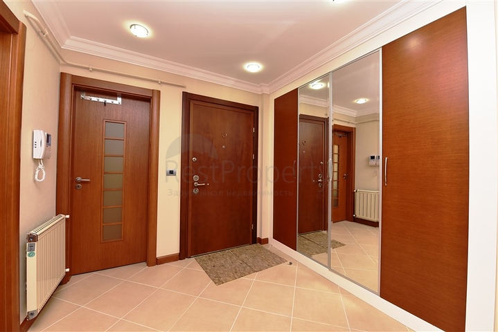 شقة ضمن مجمع فاخر على البحر مباشرة - 3 غرف وصالة - في مركز الانيا 