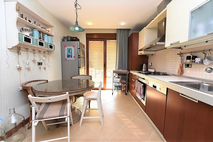 شقة ضمن مجمع فاخر على البحر مباشرة - 3 غرف وصالة - في مركز الانيا 